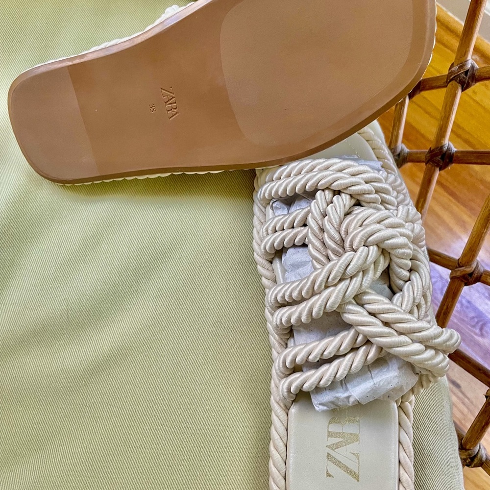 ✨Zara LOW HEEL KNOTTED SANDAL |
OFF WHITE SIZE: Size: 7/5 🐚 - Picture 3 of 10